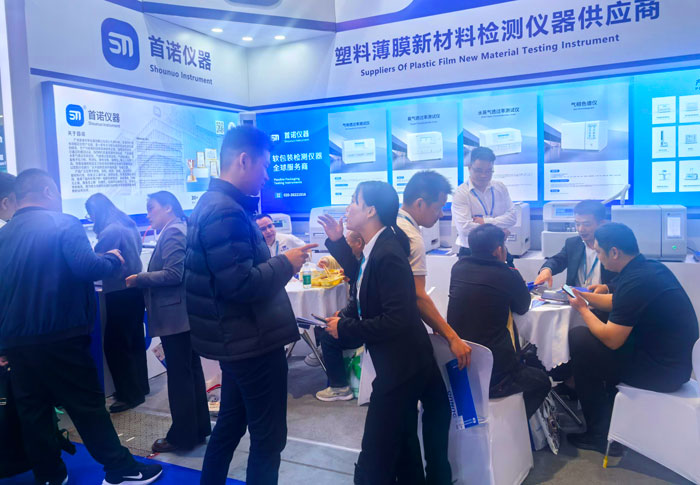 ShouNuo exhibition team providing one-on-one consultation services