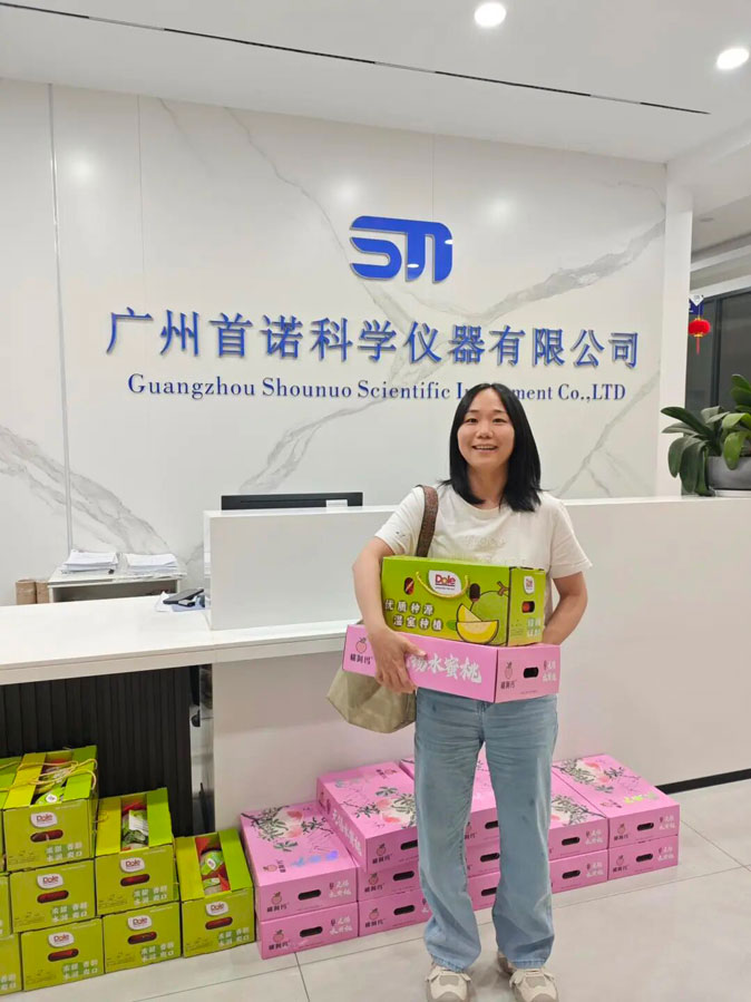 Collecting gifts at the front desk during the Dragon Boat Festival