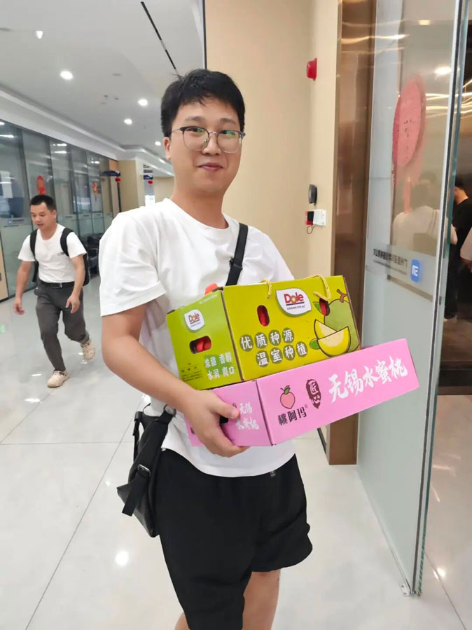 Shounuo Employees Receiving Dragon Boat Festival Gifts